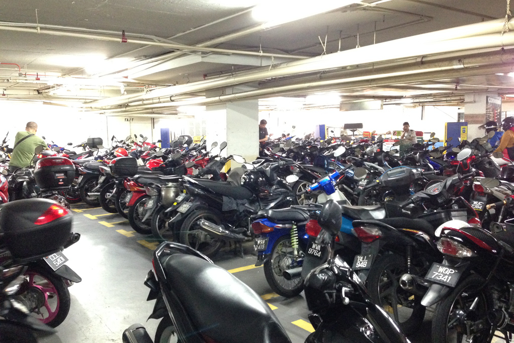 クアラルンプールは車・バイク社会。盗難も多いらしい。