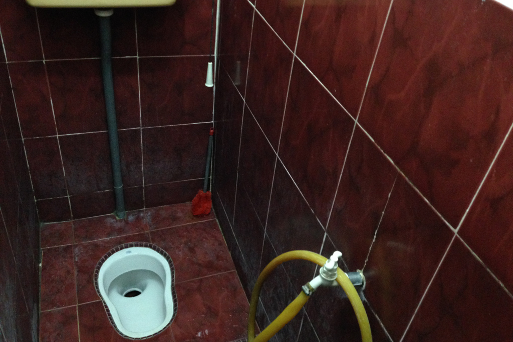 インド人の家のトイレにはもちろん紙はない。