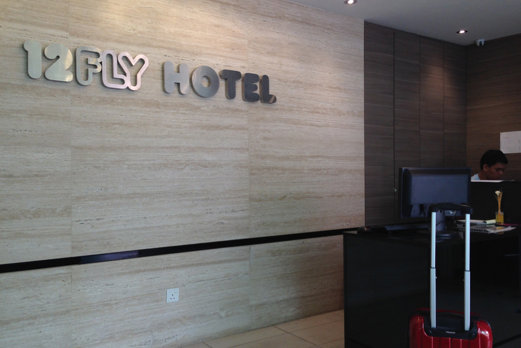 12FLY Hotelのフロント