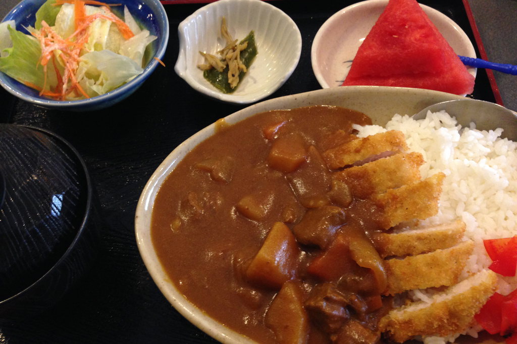 日本人会でカレーを食う。
