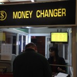 ミャンマーの空港では日本円は両替できない。