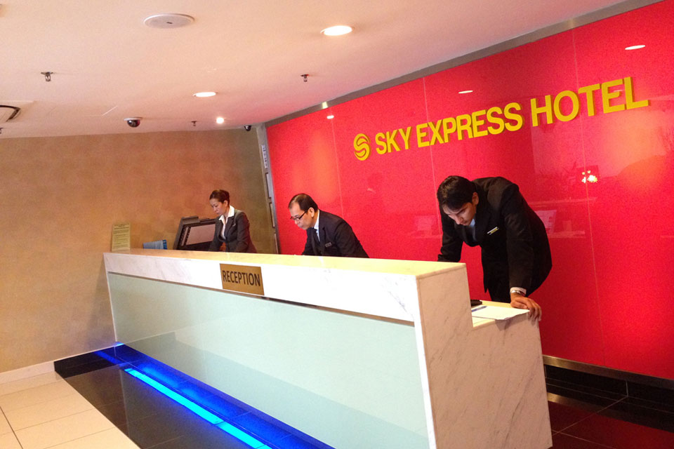 ブキビンタンのSky Express Hotelのフロント