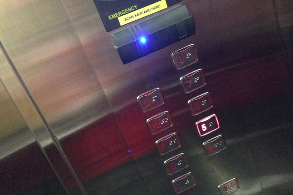 マレーシアのホテルやコンボミニアムのエレベーターは分かりにくい